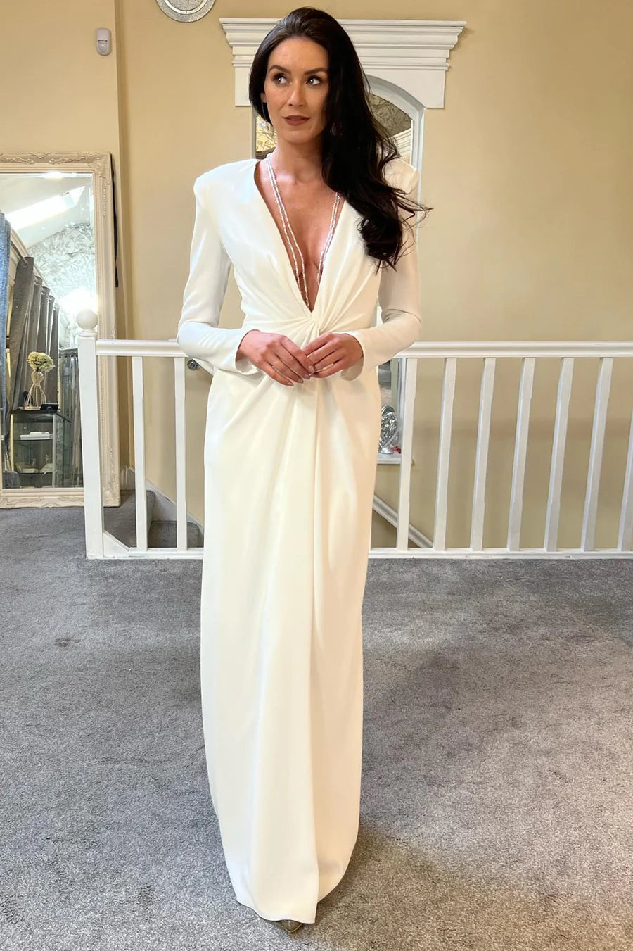 Vestido de novia largo con escote en V profundo y mangas largas